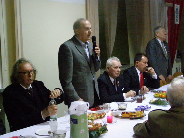 Życzenia Sybirakom składa w imieniu wojewody łódzkiego Jolanty Chełmińskiej Andrzej Cewiński